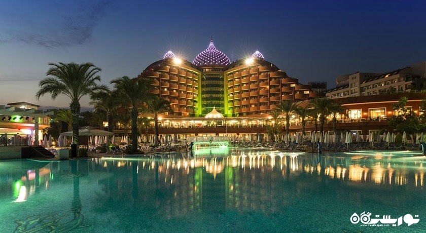 نمای کلی هتل دلفین پلس در شب